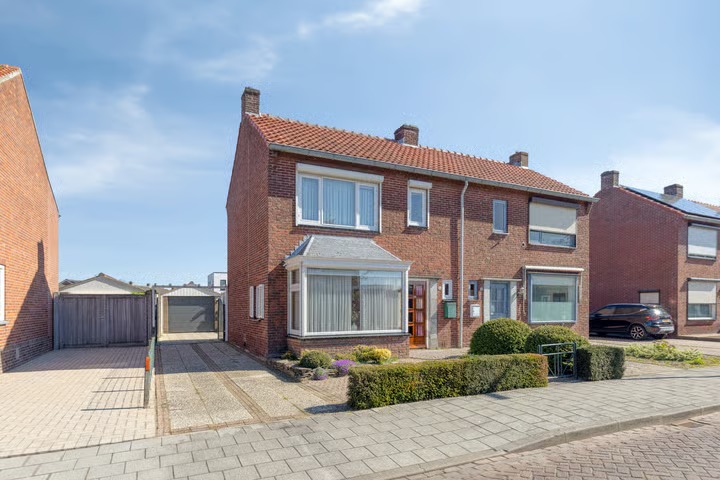 2-onder-1-kapwoning (hofjeswoning) Burg. IJsebaertstraat 10 in Sint Jansteen