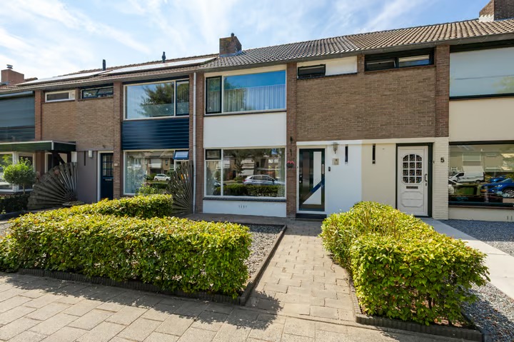 Tussenwoning Burgemeester van der Bruggelaan 6 in Giessenburg