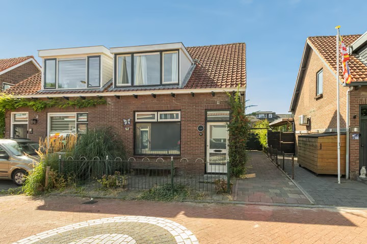 2-onder-1-kapwoning Burgemeester Vonklaan 12 in Spijk