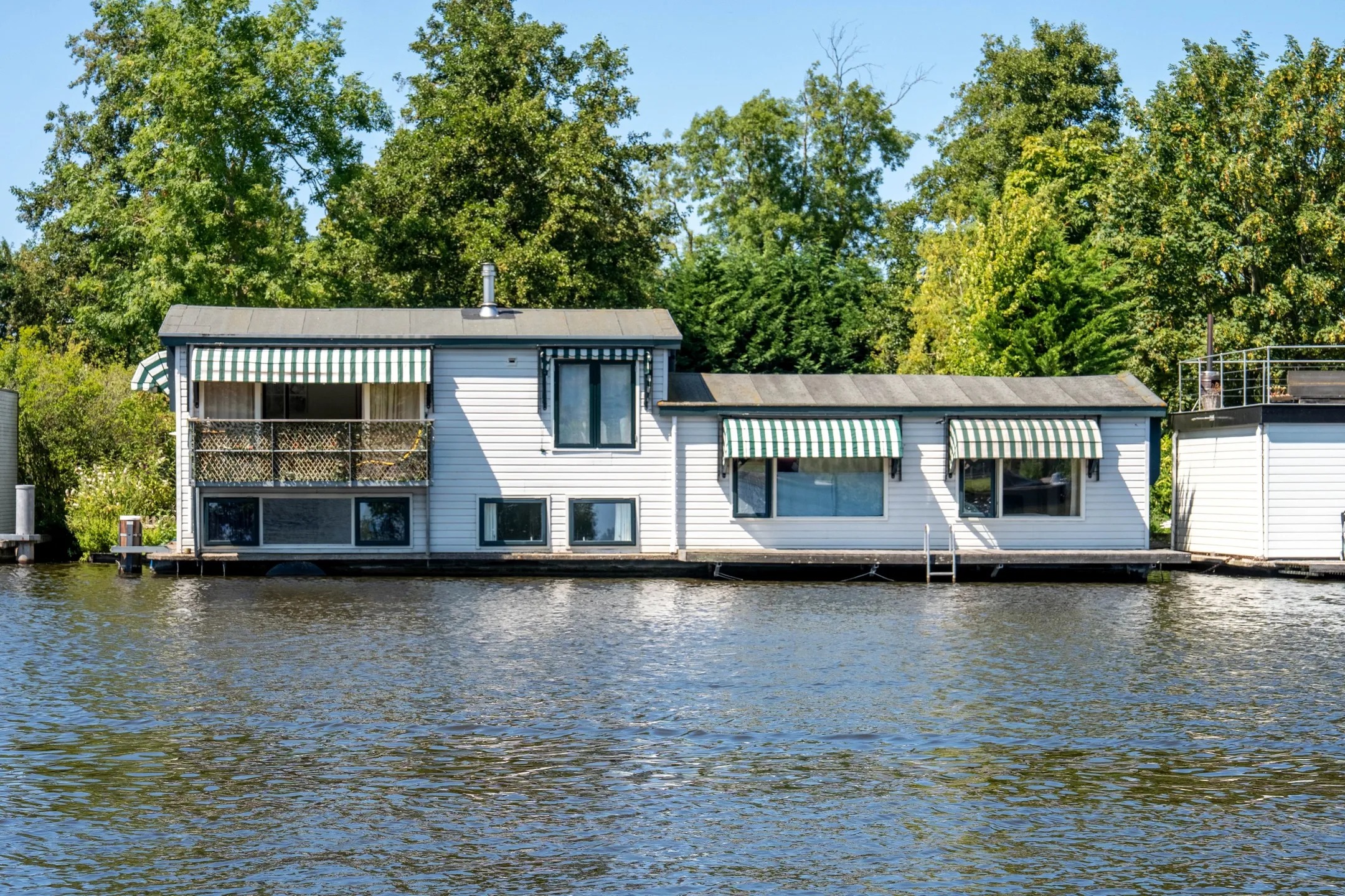 Vrijstaande woning (waterwoning) Lieoever 71 in Haarlem