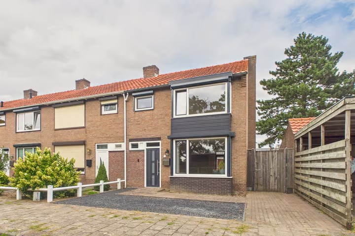 Hoekwoning Vondelstraat 2 in Hulst