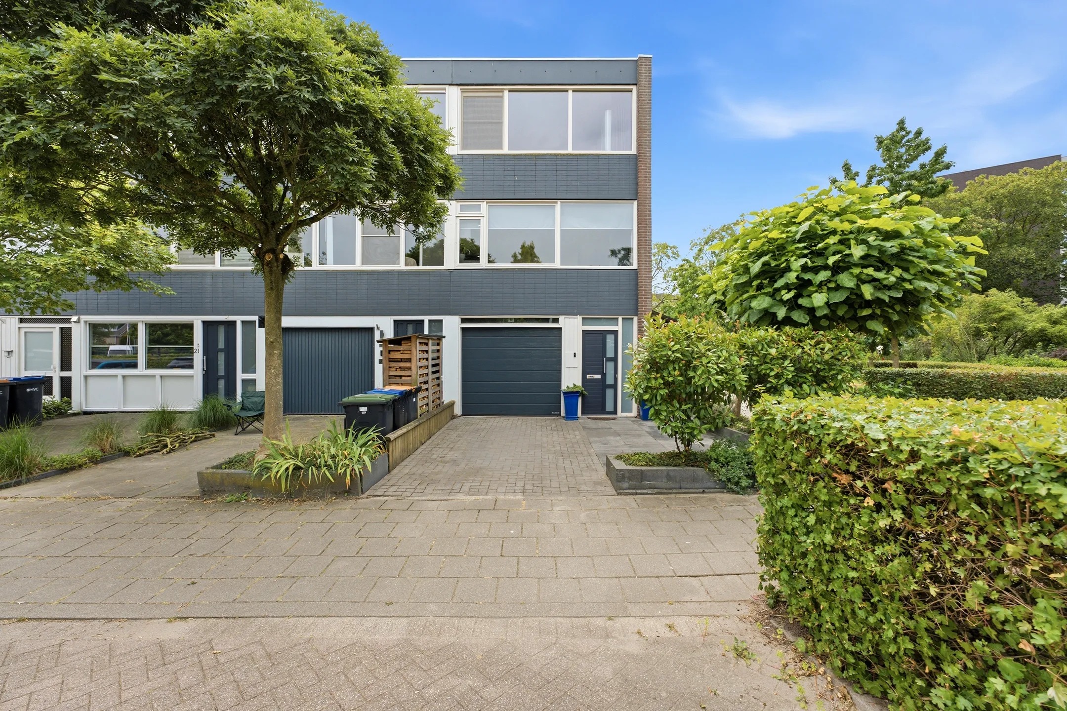 Hoekwoning (drive-in woning) Ferdinand Bolstraat 25 in Alblasserdam