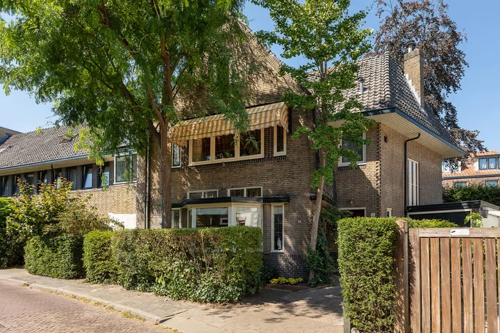 Hoekwoning Nassaulaan 16 in Hilversum
