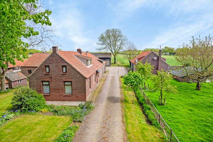 Woonboerderij, vrijstaande woning (bedrijfs- of dienstwoning) Kanaaldijk 3 in Nederweert