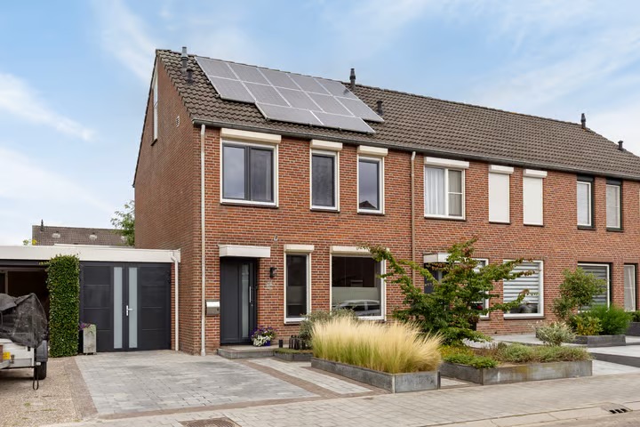 Hoekwoning Rondeveld 16 in Leunen