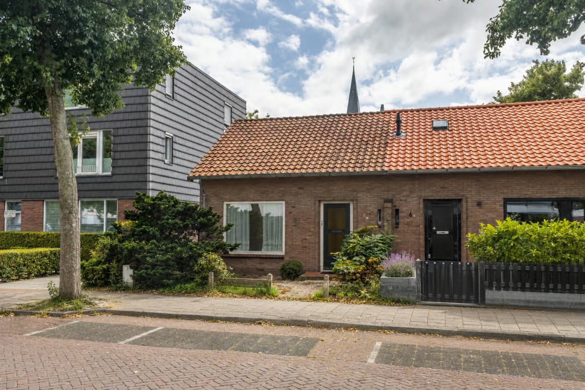 2-onder-1-kapwoning Pastoor van Muijenweg 4 in Heiloo