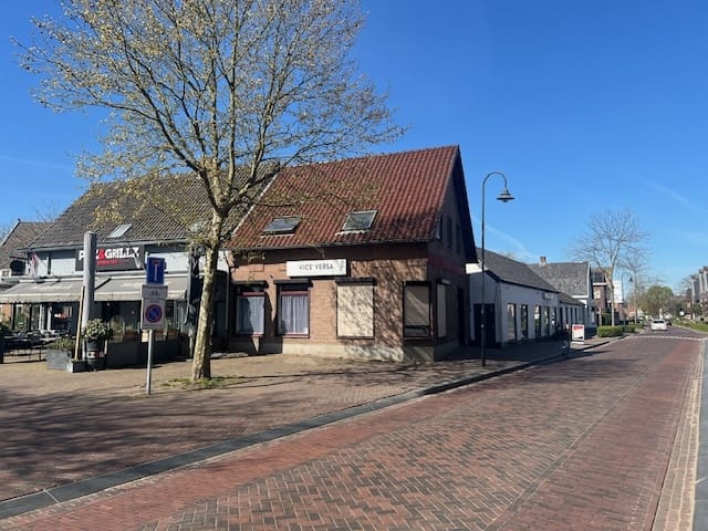 Eengezinswoning, halfvrijstaande woning H. Hartplein 28 in Veghel