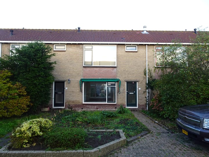 Tussenwoning Van Goghstraat 8 in Sint Maartensvlotbrug