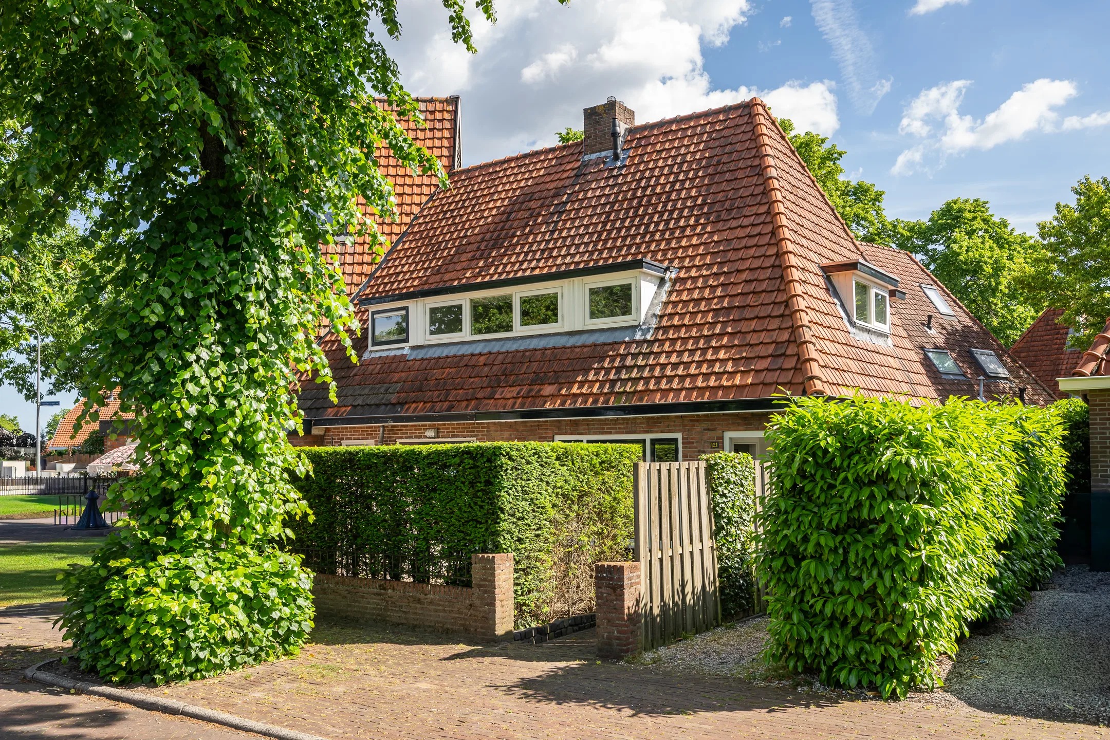 Hoekwoning Lindenlaan 121 in Huizen