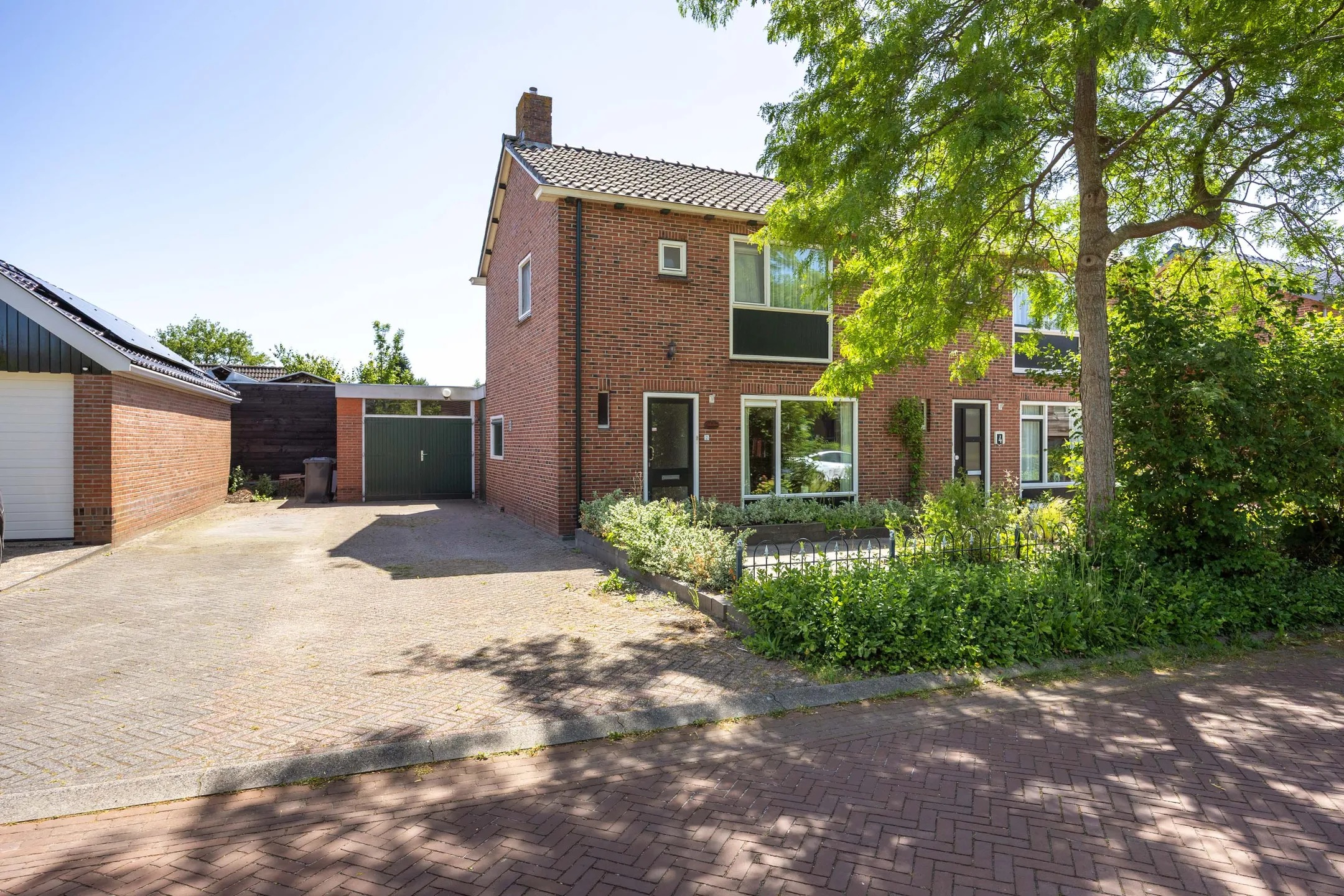 2-onder-1-kapwoning Thomas van de Dijkweg 2 in Zuidhorn