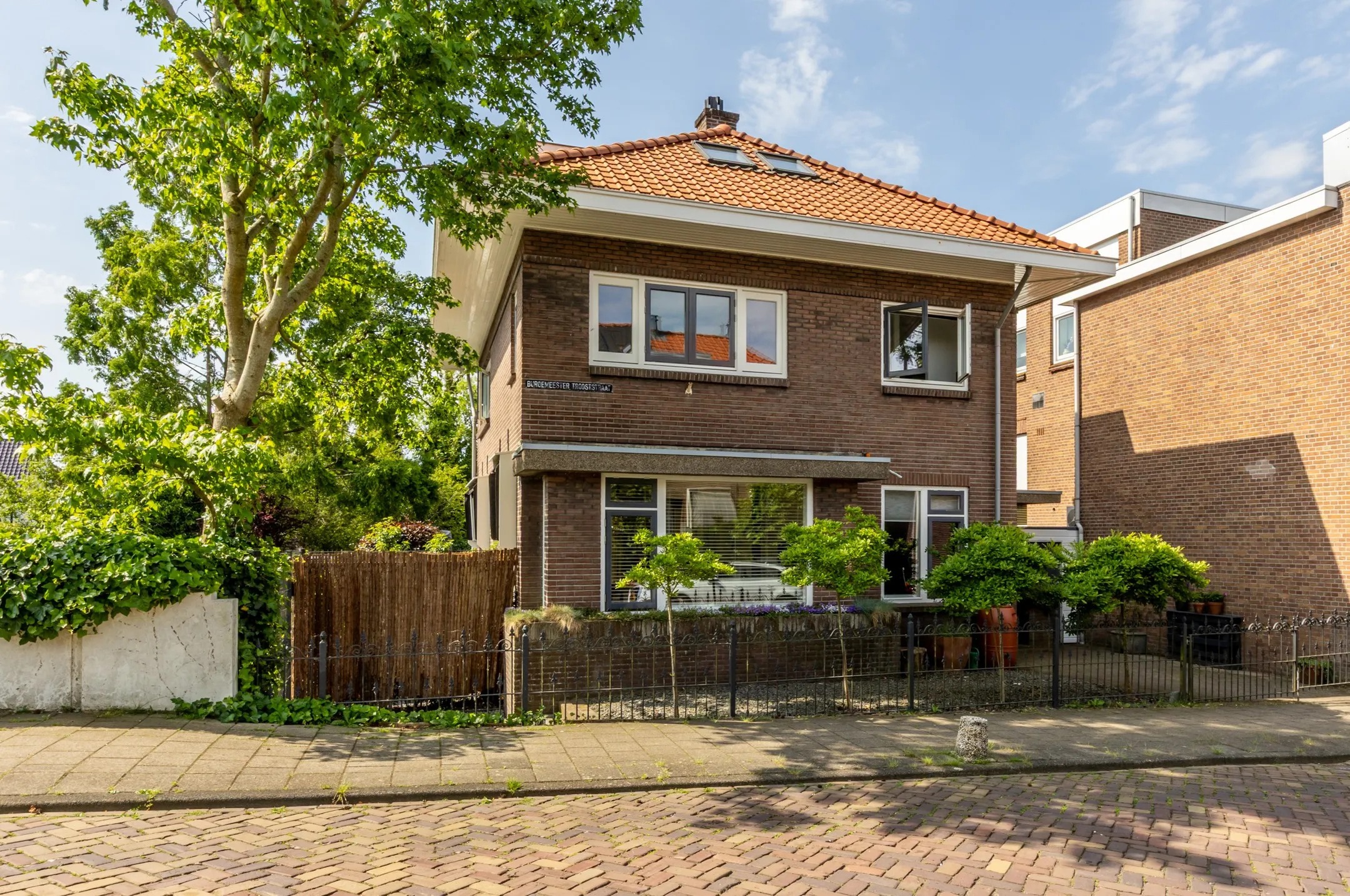 Vrijstaande woning Burgemeester Trooststraat 2 in Waddinxveen