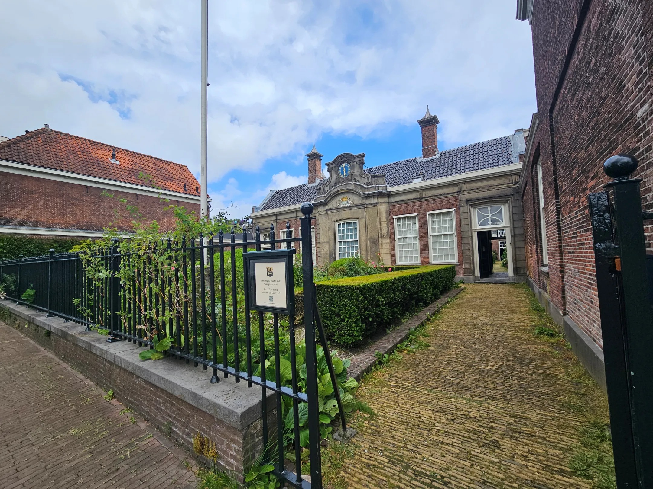 Hoekwoning (hofjeswoning) Nieuwe Gracht 2 in Haarlem