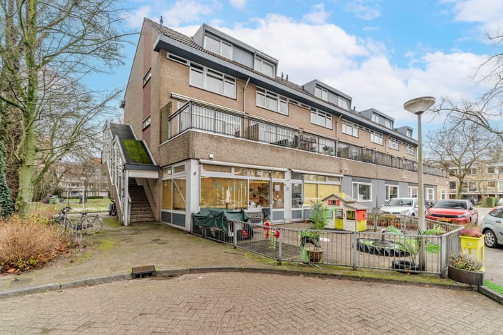 Hoekwoning Adama van Scheltemaplein 98 in Delft