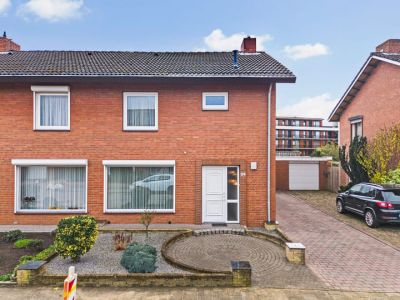 Eengezinswoning, 2-onder-1-kapwoning Lambermonstraat 24 in Landgraaf