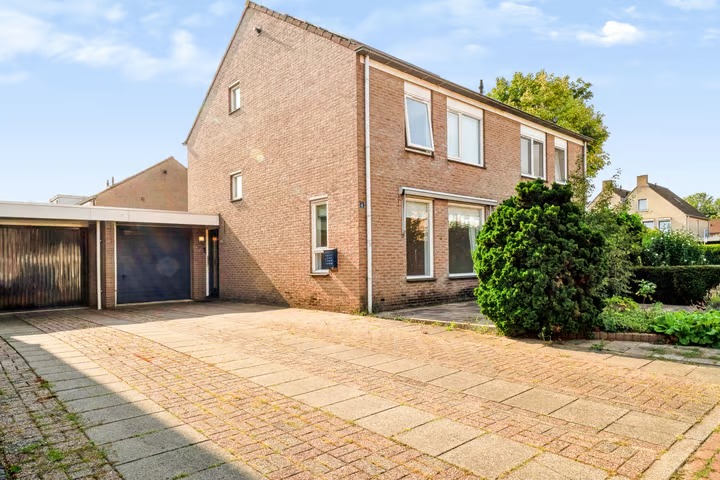 2-onder-1-kapwoning Adenauerstraat 4 in Zevenaar