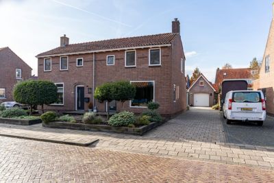 Eengezinswoning, 2-onder-1-kapwoning Andries Veenstrastraat 17 in Wolvega