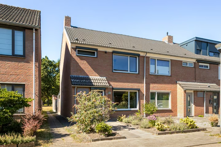 Hoekwoning Hazeleger 12 in Etten-Leur