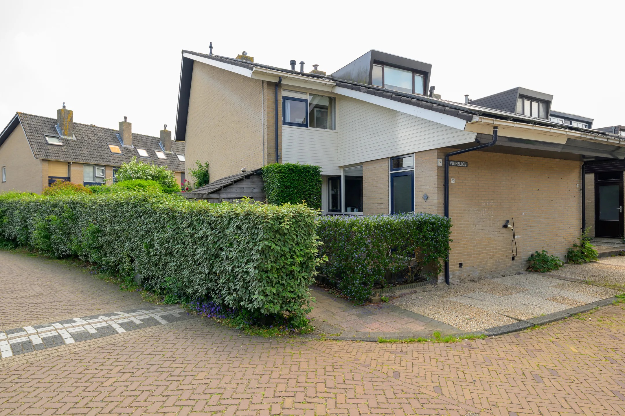 Hoekwoning Vuurbloem 27 Leiden