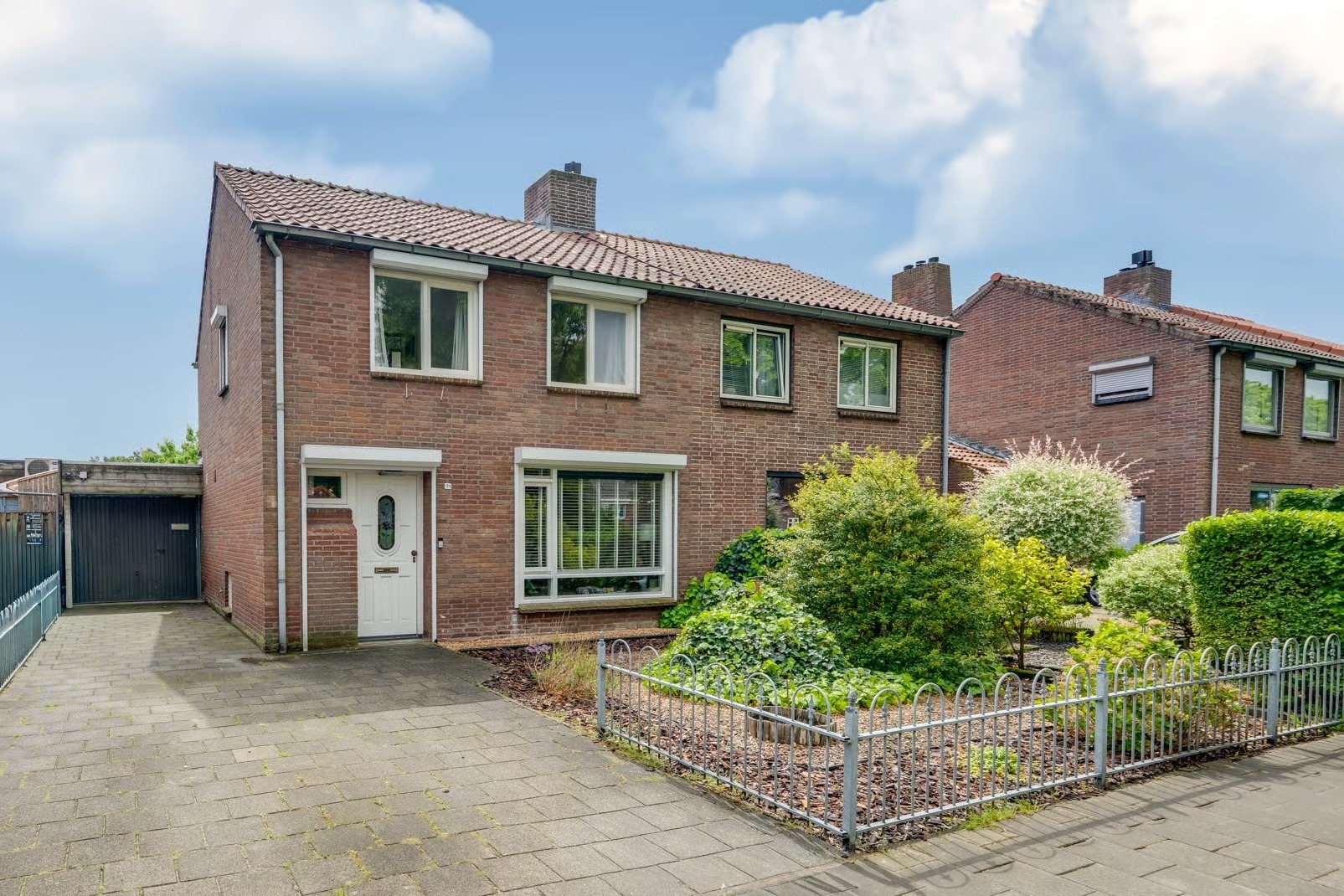 Geschakelde 2-onder-1-kapwoning Pastoor Gillisstraat 135 in Rijen