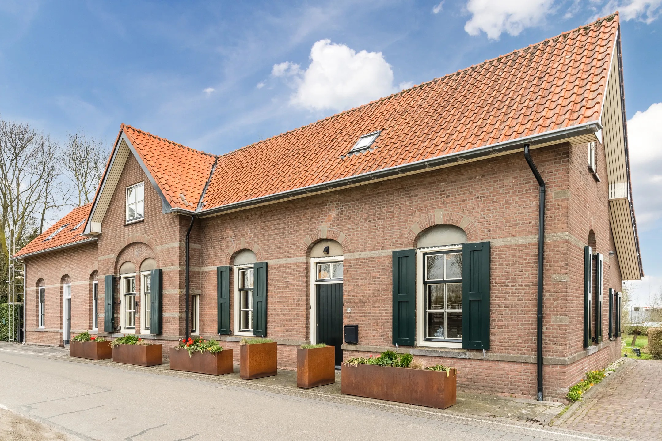 Hoekwoning (dijkwoning) Merwedekanaal 104 in Gorinchem