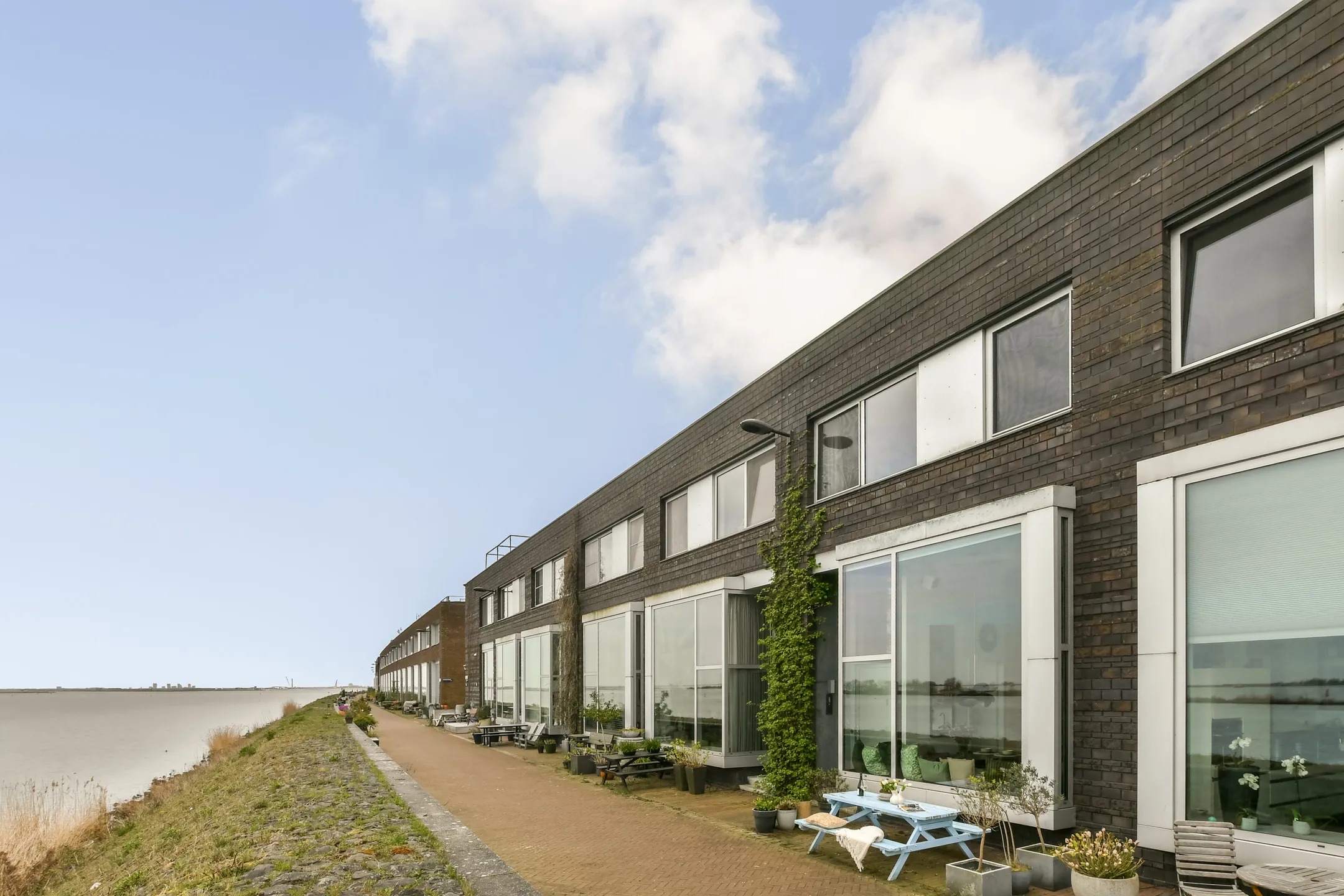 Tussenwoning (dijkwoning) Windjammerdijk 22 in Amsterdam