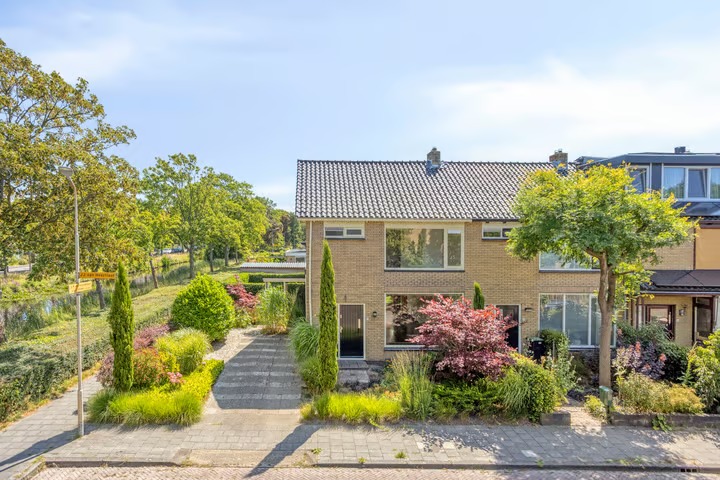 Hoekwoning J.J. van Nesstraat 1 in Castricum