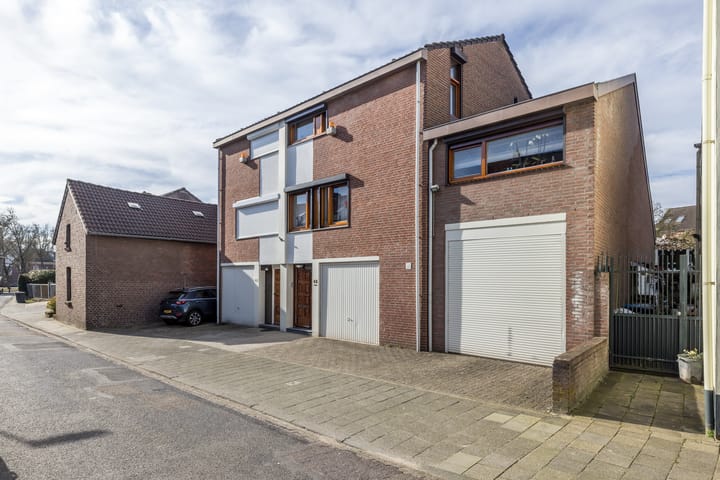 Eengezinswoning, 2-onder-1-kapwoning (drive-in woning) Schandelerstraat 45 in Heerlen