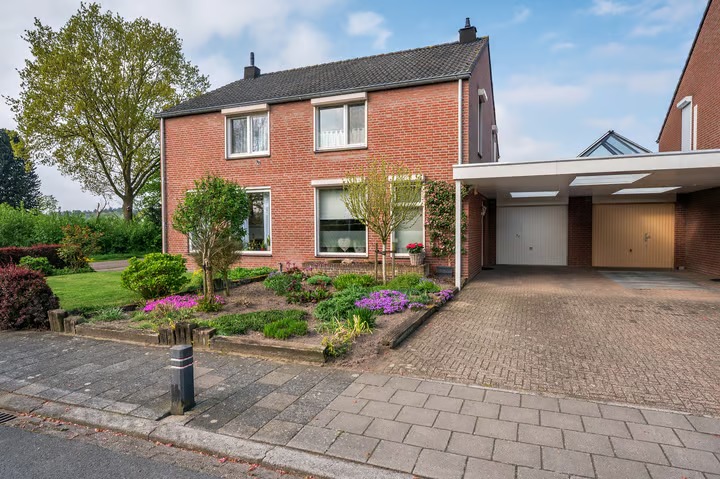 Geschakelde 2-onder-1-kapwoning Burgemeester van Deelensingel 102 in Velden