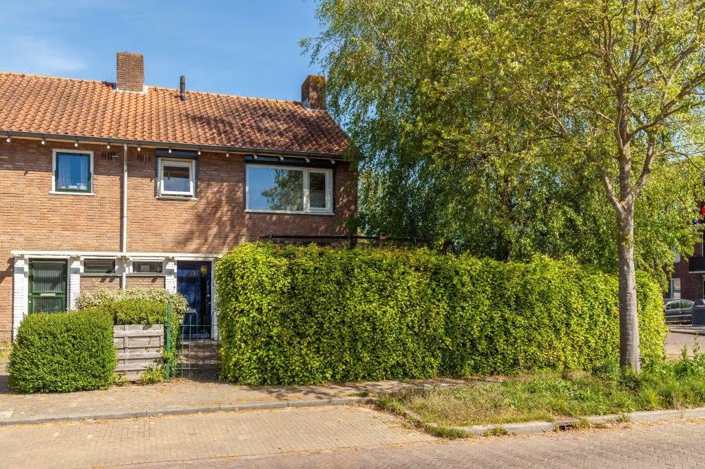 Hoekwoning P.C. Hooftstraat 2 in Barneveld