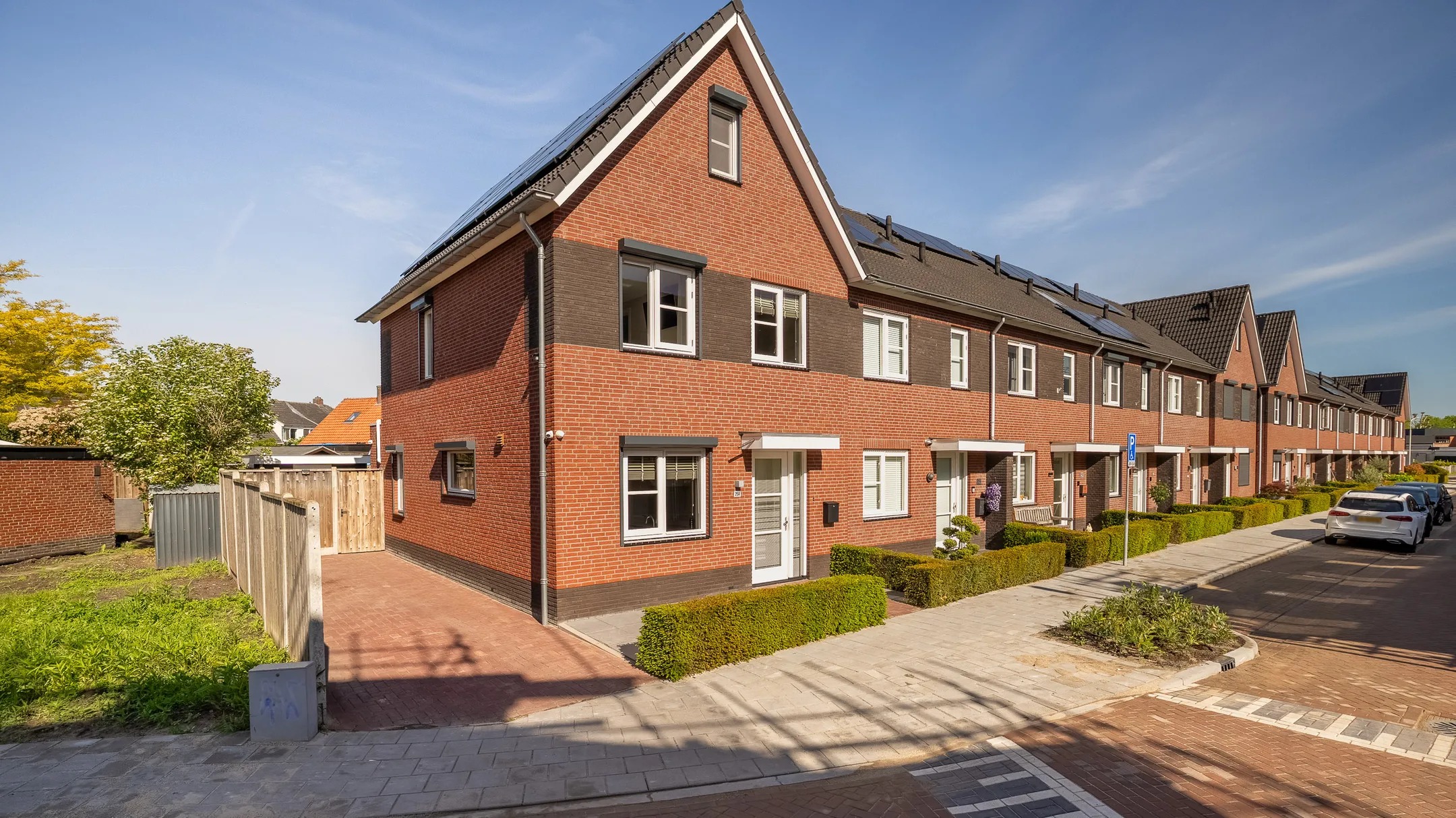 Hoekwoning Ds. de Geusstraat 25 a in Almelo