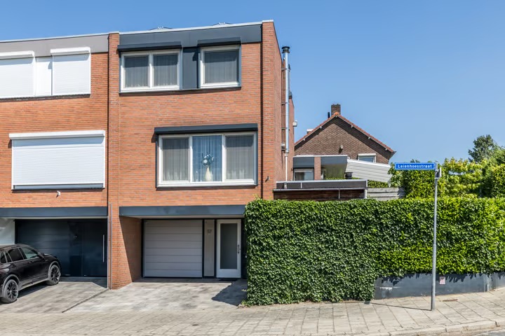 Hoekwoning (drive-in woning) Leienhoesstraat 67 in Heerlen