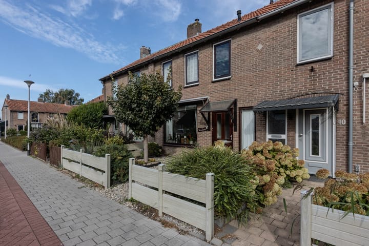 Eengezinswoning, tussenwoning P. Groenenboomstraat 12 in Rhoon