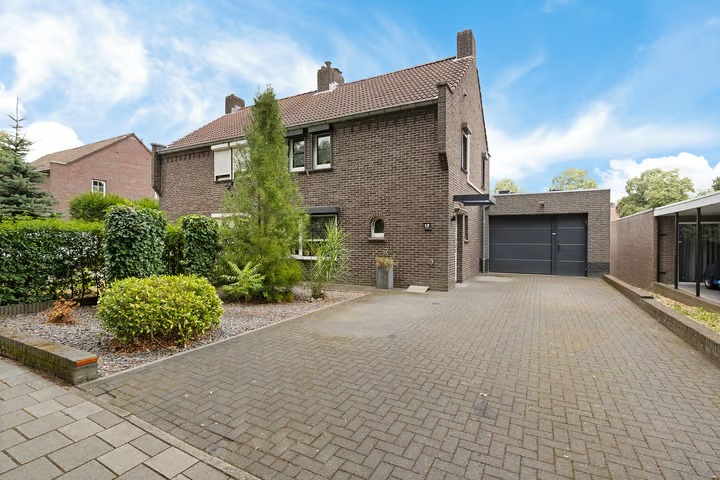 Geschakelde 2-onder-1-kapwoning Dr. Ariënsstraat 12 in Sittard