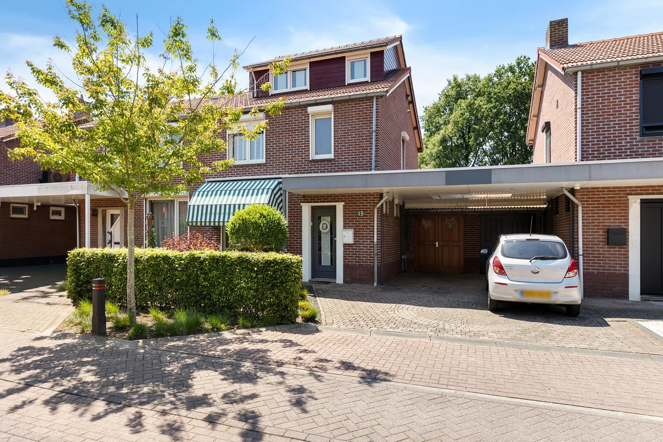 Geschakelde 2-onder-1-kapwoning Esdoornlaan 15 in Haelen