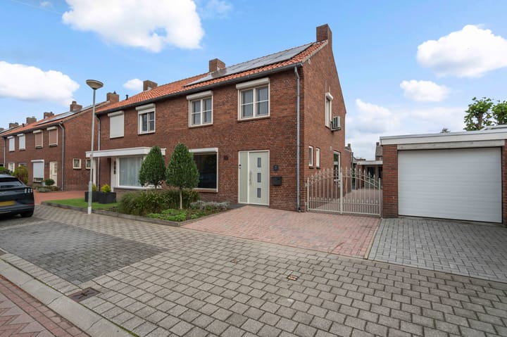Eengezinswoning, 2-onder-1-kapwoning Parklaan 42 in Stramproy