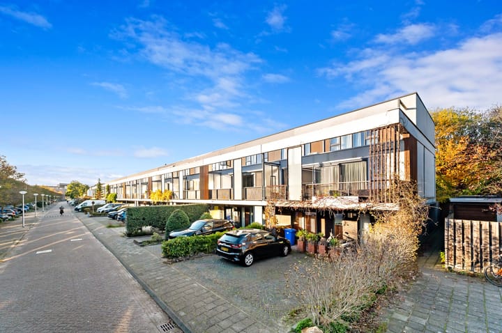 Hoekwoning (drive-in woning) Raad van Europalaan 43 in Delft