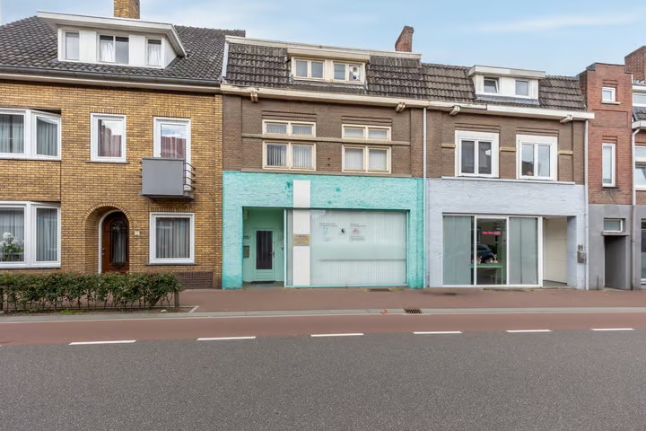 Tussenwoning (bedrijfs- of dienstwoning) Kerkstraat 115 in Brunssum