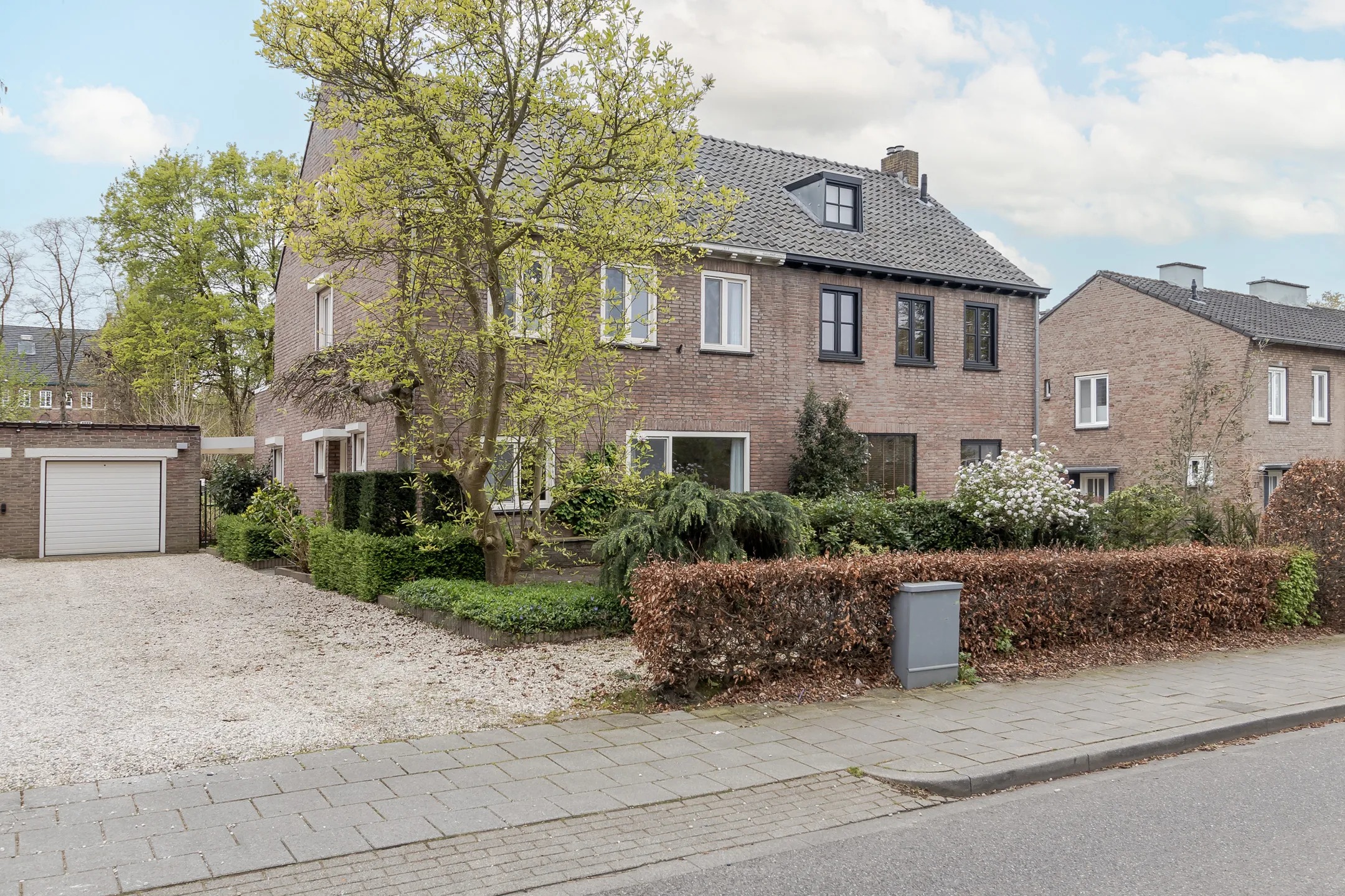 2-onder-1-kapwoning Bernhardlaan 33 in Sittard