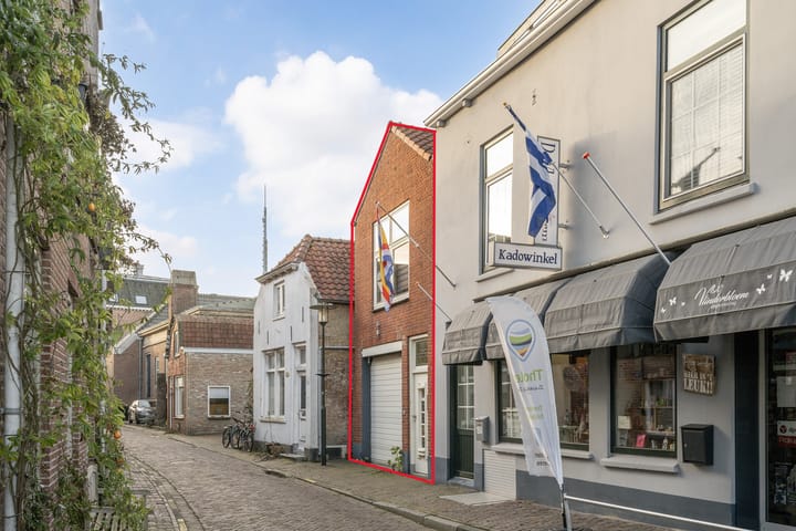 Hoekwoning (drive-in woning) Visstraat 17 in Tholen