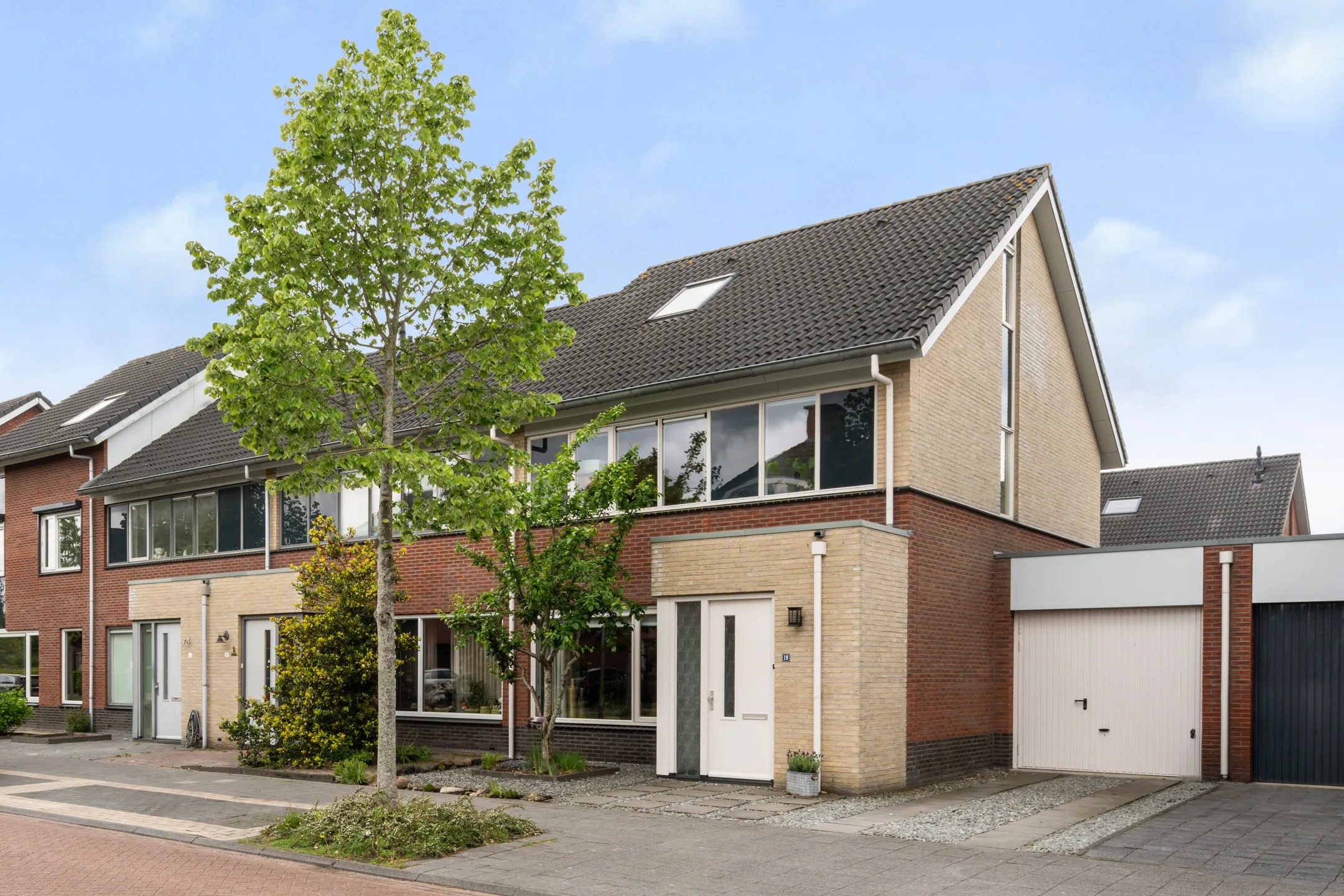 Hoekwoning Carry van Bruggenweg 19 in Assen