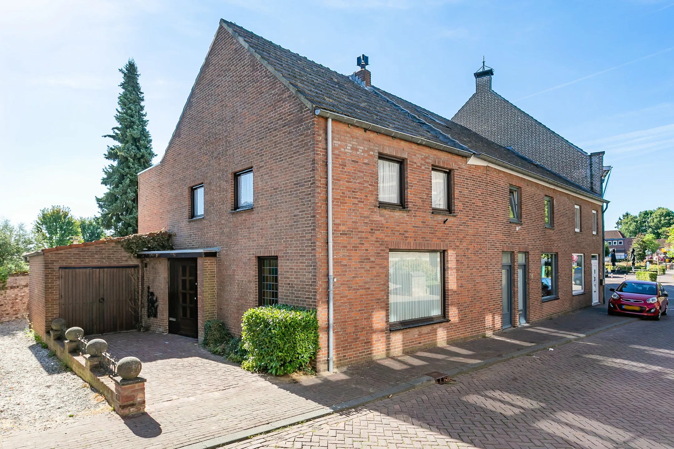 Hoekwoning Raadhuisstraat 13 in Oirsbeek