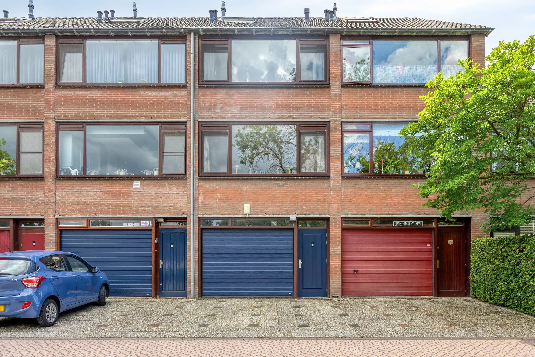 Tussenwoning (drive-in woning) De Eik 20 in Rhoon