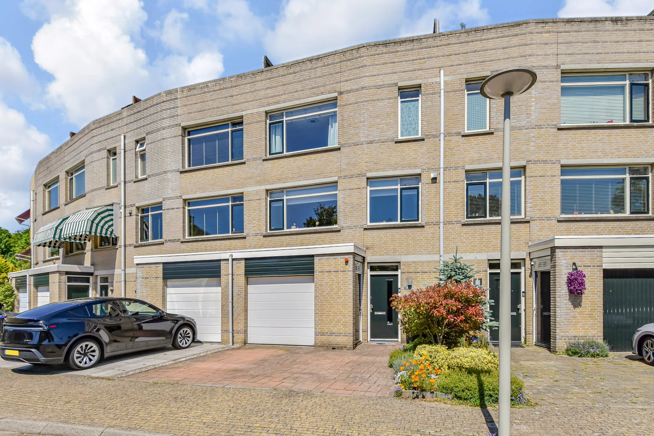 Tussenwoning (drive-in woning) Trude Mertenslaan 16 in Den Haag