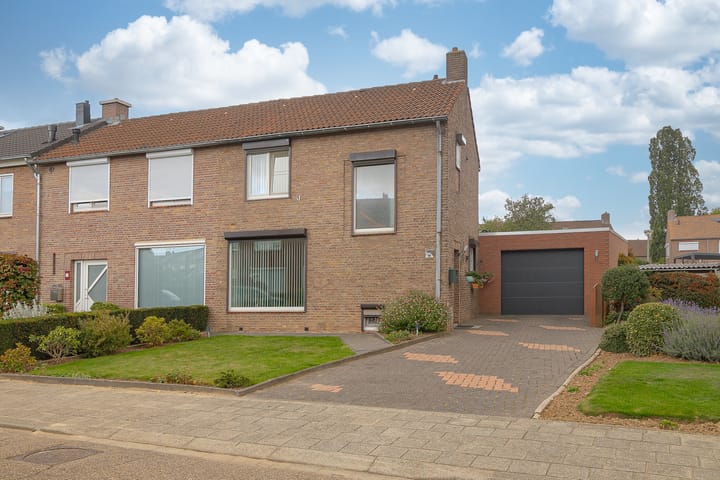 Eengezinswoning, hoekwoning Damiatestraat 68 in Stein
