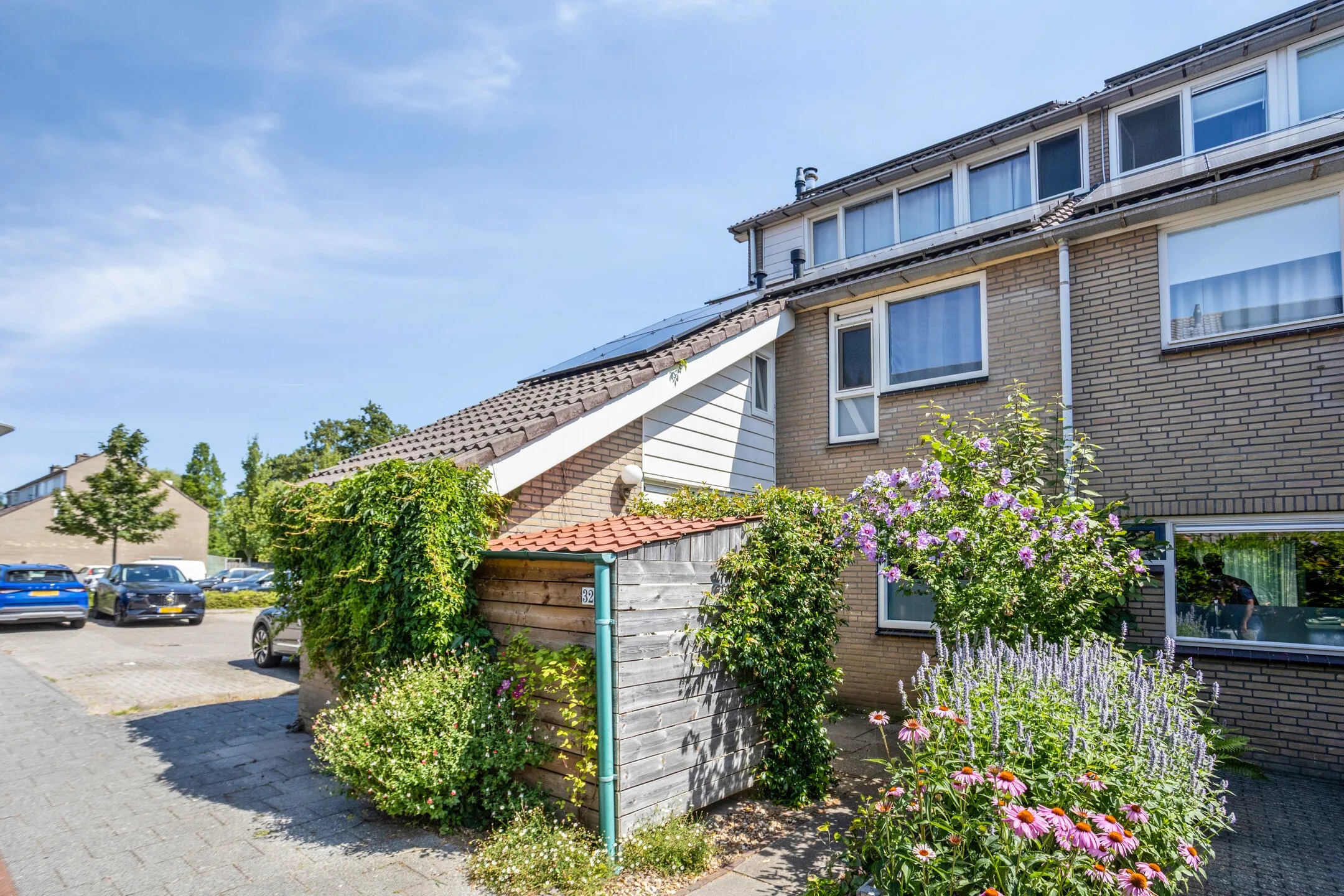 Hoekwoning Leeuwerikhof 32 in Roelofarendsveen