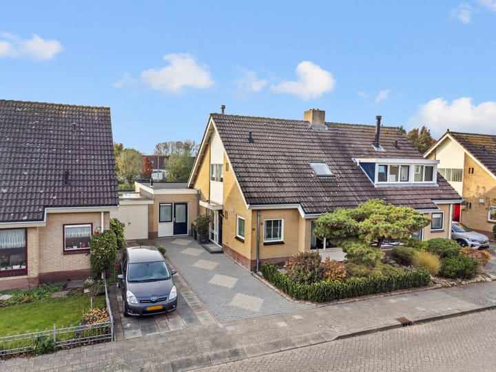 Geschakelde 2-onder-1-kapwoning Asterlaan 16 Lutjebroek
