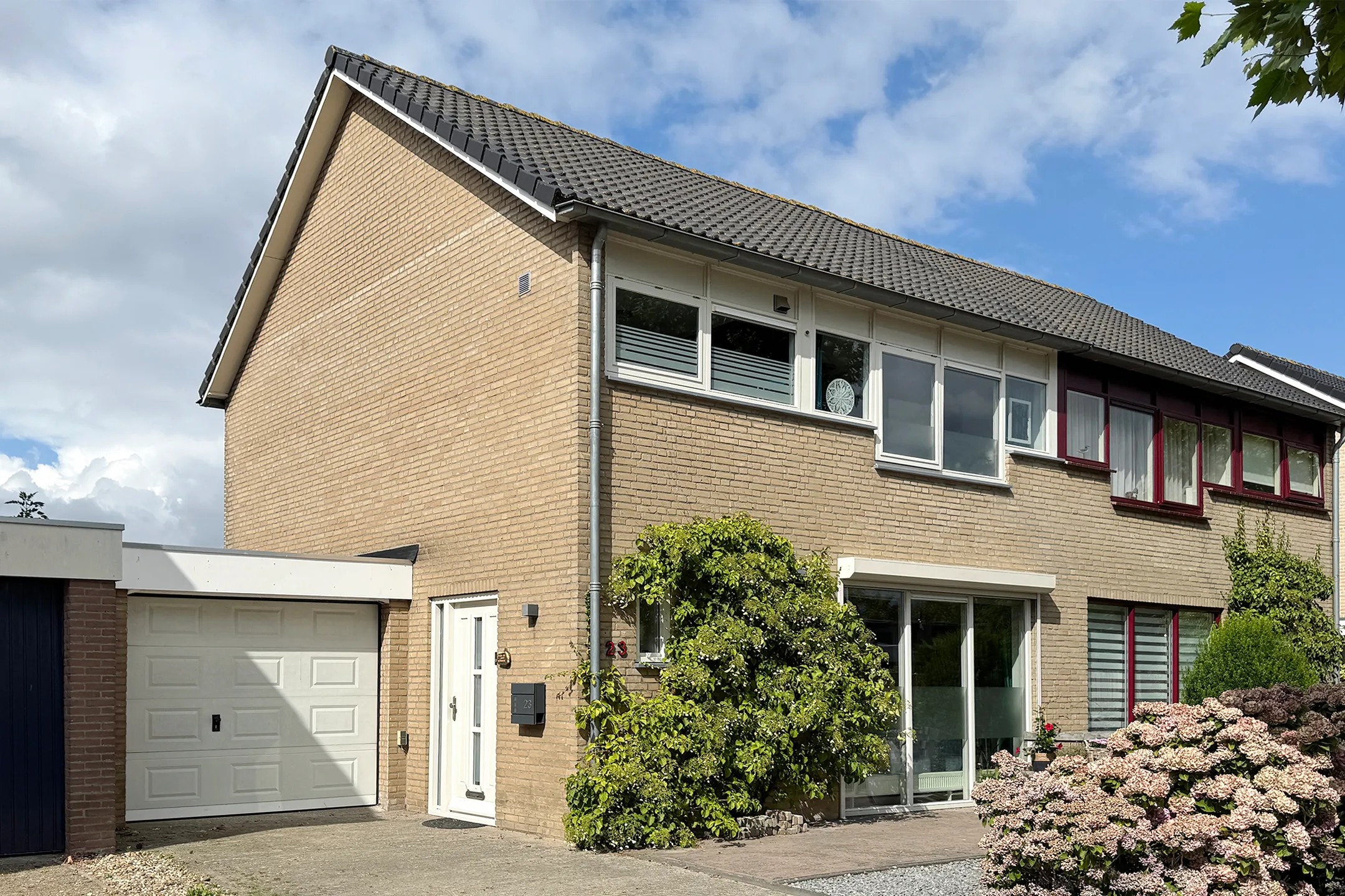 2-onder-1-kapwoning Dr. Poelsstraat 23 in Standdaarbuiten
