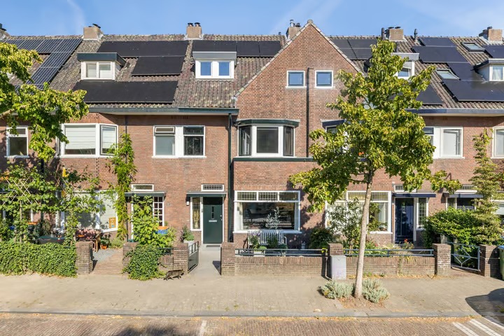 Tussenwoning van Voorst tot Voorststraat 23 in Breda
