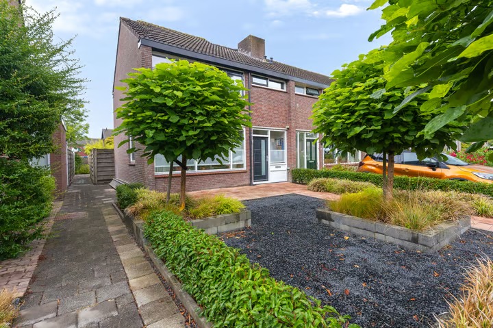 Hoekwoning Dokter d'Arnaudstraat 8 in Andijk