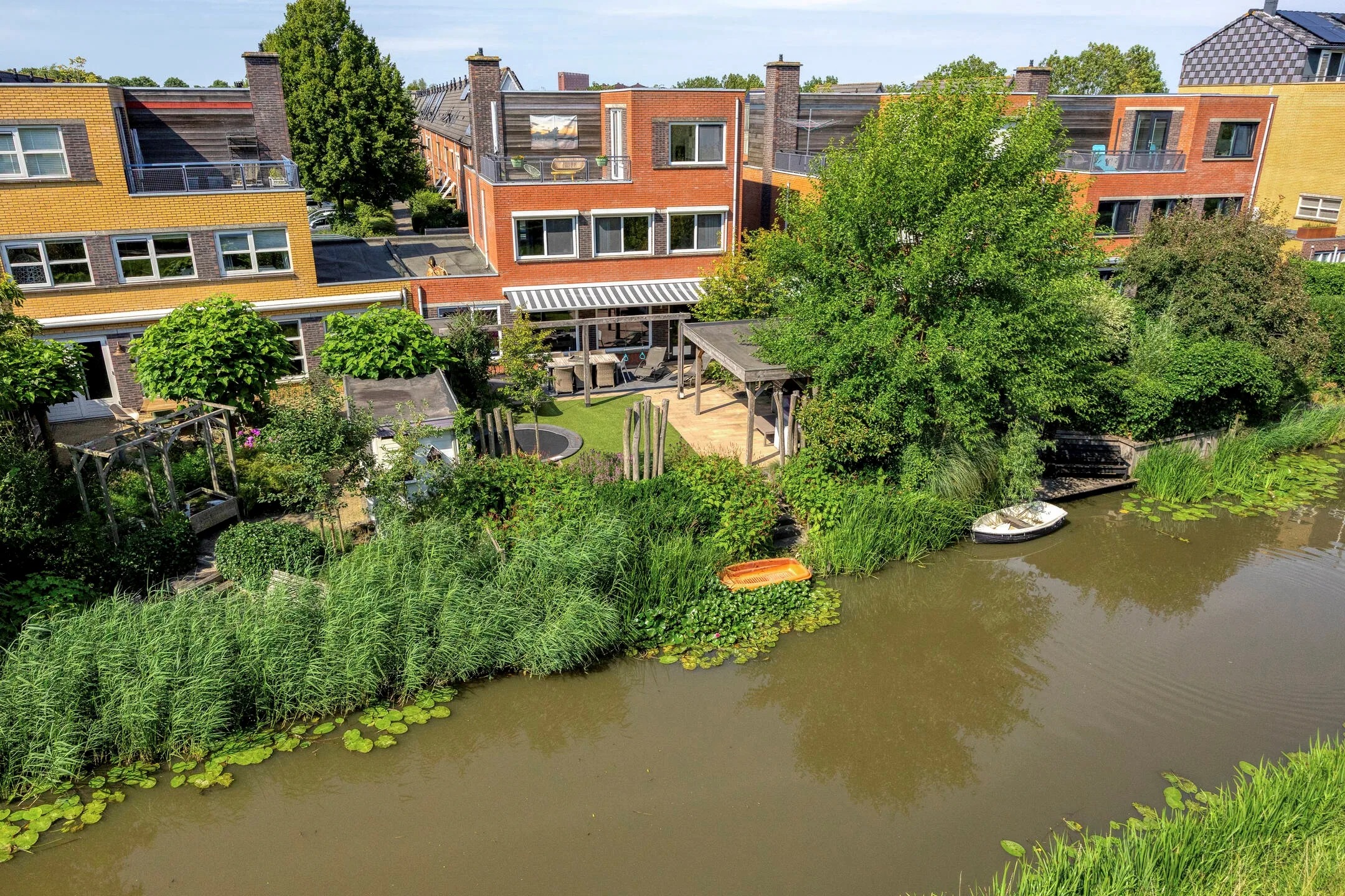 Geschakelde woning (waterwoning) Het Fluitketeltje 14 in Gorinchem